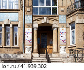 Дом архитектора А. И. Кузнецова, улица Буачидзе, дом 5. МБОУ СОШ № 8. Пятигорск. Ставропольский край (2023 год). Редакционное фото, фотограф Сергей Афанасьев / Фотобанк Лори