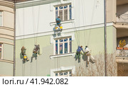 Промышленные альпинисты окрашивают фасад здания (2014 год). Редакционное фото, фотограф Владимир Чинин / Фотобанк Лори