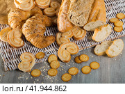 Baked goods on wicker mat. Стоковое фото, фотограф Яков Филимонов / Фотобанк Лори