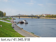 Осенний вид на набережную Михаила Ярославича и Староволжский мост через реку Волгу. Тверь, Россия (2023 год). Редакционное фото, фотограф Елена Коромыслова / Фотобанк Лори