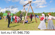 People swing on swings at the ethnic festival "Slavic Coast" (2022 год). Редакционное видео, видеограф FotograFF / Фотобанк Лори