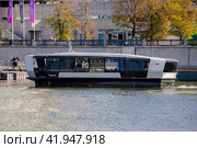 Electric ship boat on the Moscow River. Passenger river transportation in Moscow. Редакционное фото, фотограф Константин Григорьев / Фотобанк Лори