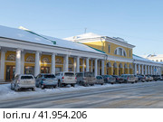 Старинное здание  Гостинного двора январским днем. Ярославль, Золотое кольцо России (2024 год). Редакционное фото, фотограф Виктор Карасев / Фотобанк Лори