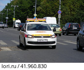Машина автошколы "Альфа". Продольный проезд. Город Москва (2014 год). Редакционное фото, фотограф lana1501 / Фотобанк Лори