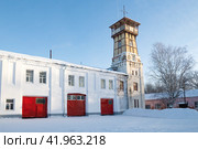 Здание пожарной части и старинная пожарная каланча солнечным январским днем. Тутаев. Ярославская область (2024 год). Стоковое фото, фотограф Виктор Карасев / Фотобанк Лори