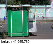 Уличный общественный туалет. 1-й Поперечный проезд. Останкинский район. Город Москва (2014 год). Редакционное фото, фотограф lana1501 / Фотобанк Лори