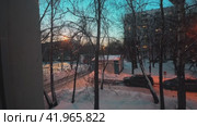 Timelapse of the onset of darkness on a winter evening in a residential area of Moscow. Moscow. 13.01.2024. Стоковое видео, видеограф Ярославский Максим / Фотобанк Лори