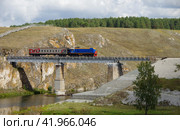 Тепловоз ТЭМ18Д-052 с пригородным поездом на мосту через реку Серга, перегон Нижнесергинская - Михайловский Завод, Свердловская область (2016 год). Редакционное фото, фотограф Алексей Иванов / Фотобанк Лори