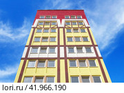 Современный многоэтажный красивый дом на фоне голубого неба. Modern panel apartment building on background of blue sky. Стоковое фото, фотограф Татьяна Д / Фотобанк Лори