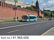 Троллейбус на рейсе. Кремлевская набережная. Москва (2014 год). Редакционное фото, фотограф lana1501 / Фотобанк Лори