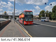 Двухэтажный экскурсионный автобус City Sihgtseeng. Кремлевская набережная. Москва (2014 год). Редакционное фото, фотограф lana1501 / Фотобанк Лори