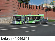 Троллейбус на рейсе. Кремлевская набережная. Москва (2014 год). Редакционное фото, фотограф lana1501 / Фотобанк Лори