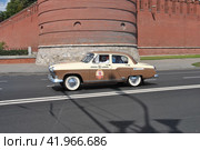 Автопробег с участием ретро-автомобилей, приуроченный к 121-летию ГУМа, 26 июля 2014. Кремлевская набережная. Москва. Редакционное фото, фотограф lana1501 / Фотобанк Лори