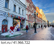 Артобъект "Я люблю Арбат" рядом с домом 34. Россия, город Москва. Редакционное фото, фотограф Овчинникова Ирина / Фотобанк Лори