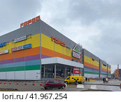 ТЦ "Город", Москва, шоссе Энтузиастов, 12, корп. 2 (2023 год). Редакционное фото, фотограф Мария Кылосова / Фотобанк Лори