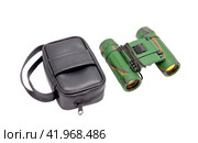 Бинокль с чехлом на белом фоне. Binoculars with a case on a white background. Стоковое фото, фотограф Татьяна Д / Фотобанк Лори