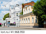 Поварская улица, дома 48 и 50. Солнечный  летний день. Москва. Россия (2023 год). Редакционное фото, фотограф E. O. / Фотобанк Лори
