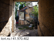 Старый двор. Городской пейзаж. Пятигорск. Ставропольский край (2023 год). Редакционное фото, фотограф Сергей Афанасьев / Фотобанк Лори