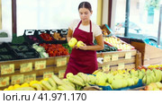 Smiling girl seller is showing assortment of fresh apples in vegetable shop. Стоковое видео, видеограф Яков Филимонов / Фотобанк Лори