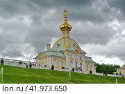 Флигель "Корпус под Гербом" (1745-1755), здесь находится музей "Особая кладовая". Дворцово-парковый ансамбль «Петергоф» (2017 год). Редакционное фото, фотограф Сергей Елизарьев / Фотобанк Лори