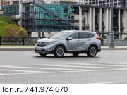 Car Honda CR-V driving fast on city street with blurred background. Редакционное фото, фотограф Константин Григорьев / Фотобанк Лори