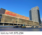 Улица Новый Арбат в Москве. Киноцентр «Октябрь» («Каро 11 Октябрь») в солнечный зимний день. Редакционное фото, фотограф Овчинникова Ирина / Фотобанк Лори