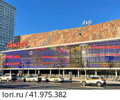 Улица Новый Арбат в Москве. Киноцентр «Октябрь» («Каро 11 Октябрь») в солнечный зимний день. Редакционное фото, фотограф Овчинникова Ирина / Фотобанк Лори