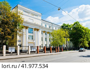 Здание Российской академии музыки имени Гнесиных. Солнечный летний день. Поварская улица, д. 30-36. Москва (2023 год). Редакционное фото, фотограф E. O. / Фотобанк Лори