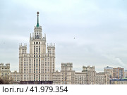 Вид на высотку на Котельнической набережной в зимний день. Город Москва (2023 год). Стоковое фото, фотограф Александр Тараканов / Фотобанк Лори
