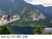Смотровая площадка Hallstatt SkyWalk с панорамным видом (2023 год). Редакционное фото, фотограф V.Ivantsov / Фотобанк Лори