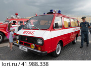 Пожарный оперативно-штабной автомобиль РАФ-22034 на Дворцовой площади. Празднование 220-летия пожарной охраны Санкт-Петербурга (2023 год). Редакционное фото, фотограф Виктор Карасев / Фотобанк Лори