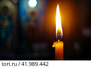 Горящая церковная свеча перед иконами. Стоковое фото, фотограф Щеголева Ольга / Фотобанк Лори