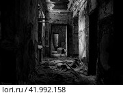 Страшный черно-белый коридор в старом заброшенном доме. Стоковое фото, фотограф Сергей Степанов / Фотобанк Лори