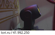 automatic programmable controlled spotlight in circus or theater. Стоковое видео, видеограф Андрей Знаменский / Фотобанк Лори