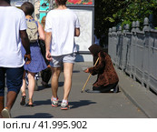 Нищая старушка просит милостыню. Улица Волхонка. Город Москва (2014 год). Редакционное фото, фотограф lana1501 / Фотобанк Лори