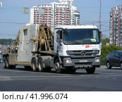 Грузовик на дороге. Пролетарский проспект. Район  Царицыно. Москва (2014 год). Редакционное фото, фотограф lana1501 / Фотобанк Лори