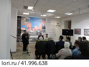 Покрасова Лариса Николаевна в Балашихинском историко-художественном музее, кругдый стол "непокорённый Ленинград" (2024 год). Редакционное фото, фотограф Дмитрий Неумоин / Фотобанк Лори