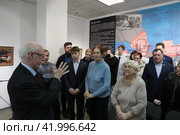 Военный историк Юрий Альбертович Кнутов слева с группой людей в Балашихинской историко-художественном музее (2024 год). Редакционное фото, фотограф Дмитрий Неумоин / Фотобанк Лори