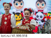 Презентация игрушек компании "Котовские неваляшки" на стенде Тамбовской области во время проведения выставки-форума "Россия" на ВДНХ в городе Москве, Россия (2024 год). Редакционное фото, фотограф Николай Винокуров / Фотобанк Лори