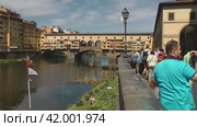 Вид на мост Понте-Веккьо Ponte Vecchio 50125 Firenze FI Италия (2024 год). Редакционное видео, видеограф Владимир Чинин / Фотобанк Лори