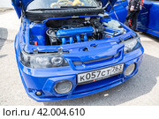 Engine under the hood of a tuning Lada 2110 vehicle with a variety of devices and improvements (2023 год). Редакционное фото, фотограф FotograFF / Фотобанк Лори