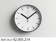 Минималистичные настенные часы показывающие 10 часов и 10 минут. Стоковое AI-изображение, AI-художник Станислав Кноп / Фотобанк Лори