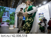 Мужчина и девушка в традиционных национальных костюмах тануют кавказский танец у стенда Карачаево-Черкесской Республики на выставке-форуме "Россия" на ВДНХ в городе Москве, Россия (2024 год). Редакционное фото, фотограф Николай Винокуров / Фотобанк Лори