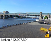 Пушкинский (Андреевский) мост. Площадка для танцев ЦПКиО им. Горького. Пушкинская набережная. Москва-река. (2011 год). Редакционное фото, фотограф lana1501 / Фотобанк Лори