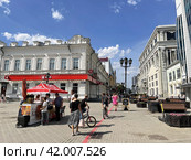 Пешеходная улица Вайнера в центре Екатеринбурга летом. Доходный дом купца Емельянова (2021 год). Редакционное фото, фотограф Овчинникова Ирина / Фотобанк Лори