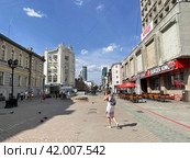 Пешеходная улица Вайнера в центре Екатеринбурга летом в ясную погоду (2021 год). Редакционное фото, фотограф Овчинникова Ирина / Фотобанк Лори
