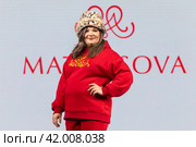 Модель демонстрирует спортивную одежду бренда Matrosova на подиуме во время проведения выставки-форума "Россия" на ВДНХ в городе Москве, Россия (2024 год). Редакционное фото, фотограф Николай Винокуров / Фотобанк Лори