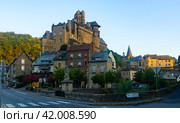 Landscape of French village of Estaing on bank of Lot river with medieval Chateau. Стоковое фото, фотограф Яков Филимонов / Фотобанк Лори