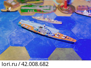 Творчество для детей и взрослых, игровое поле из шестигранников для настольной игры, собранные масштабные модели, авианосец и корабли в порту, хобби для вас. Стоковое фото, фотограф Андрей Цыганков / Фотобанк Лори