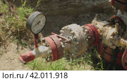 An oil-stained pipeline at an oil field. The concept of environmental pollution. Стоковое видео, видеограф Воловодов Владимир / Фотобанк Лори